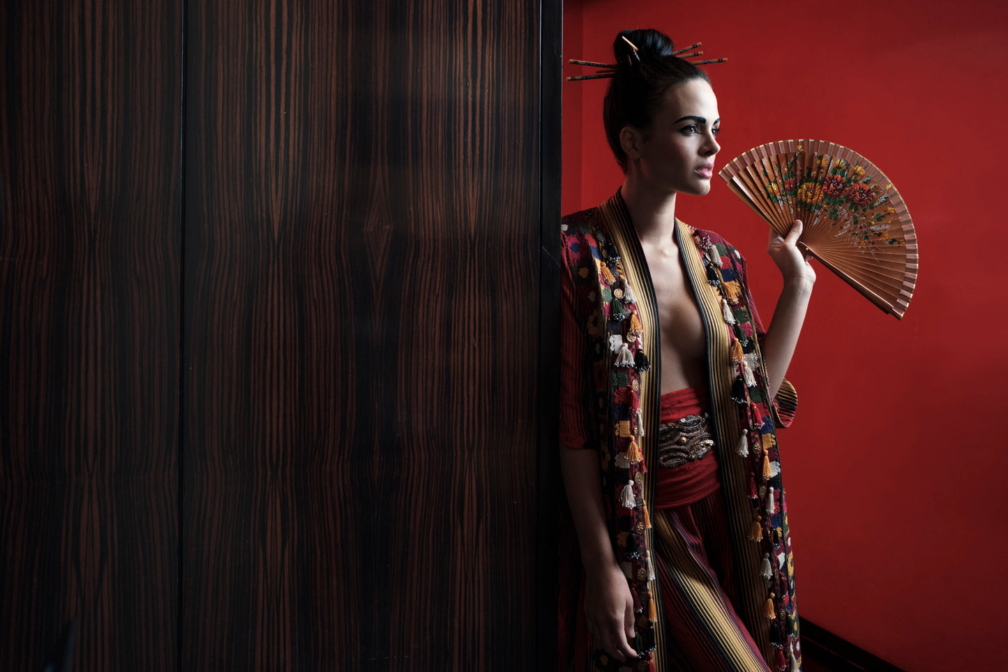 Kimono sobre rojo 1 - Foto de Pablo Wilson L.