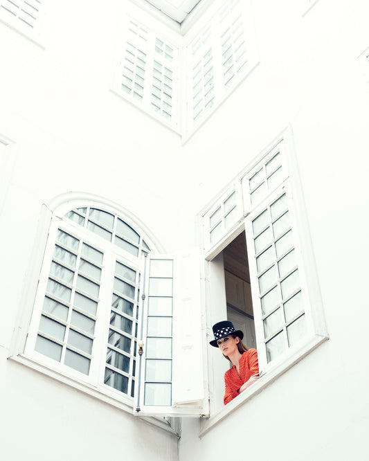 Sombrero de copa por la ventana - Foto de Pablo Wilson L.